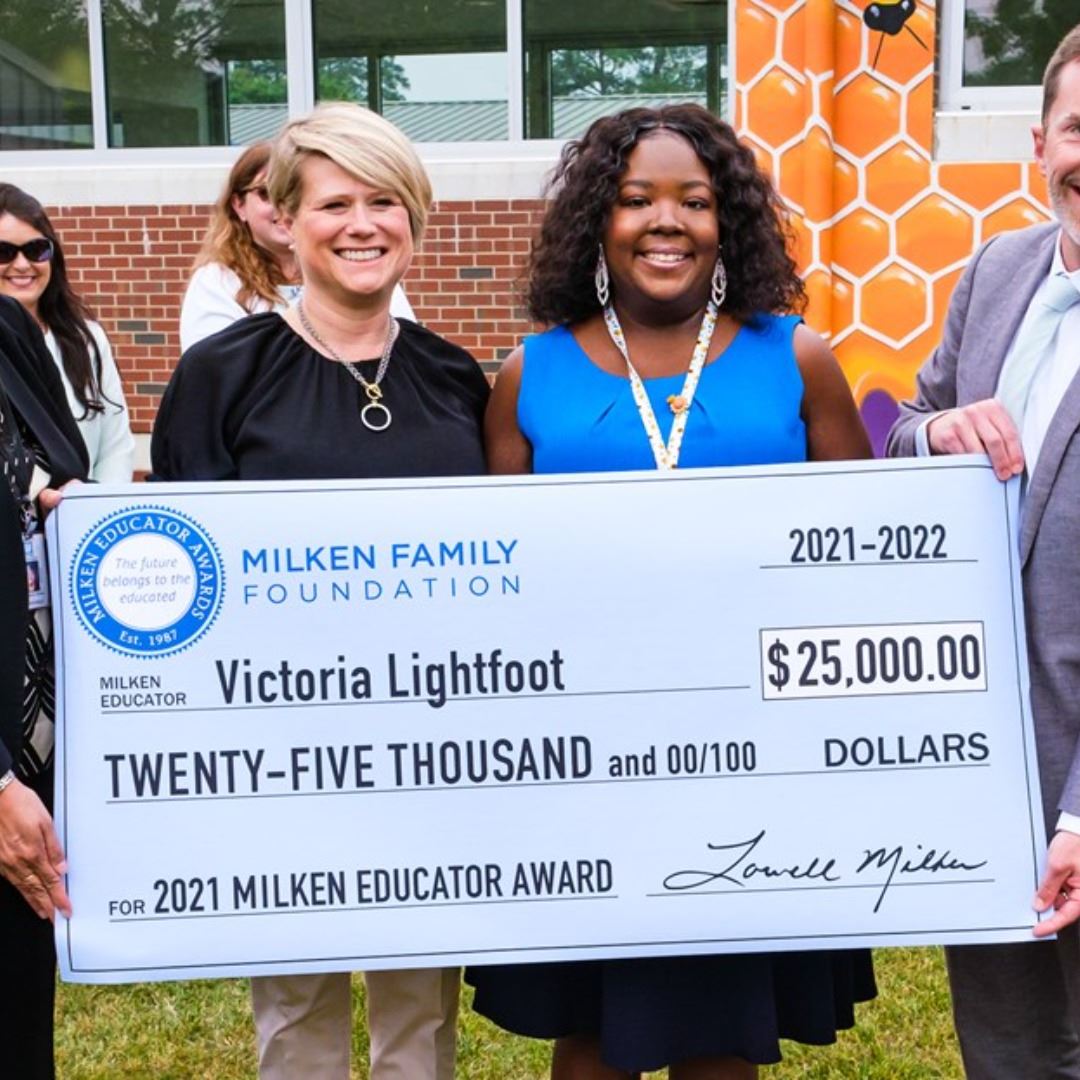  Victoria Lightfoot being presented with an oversized check for $25,000