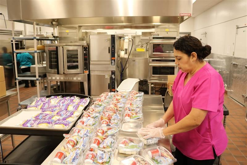  Cafeteria professional preparing food