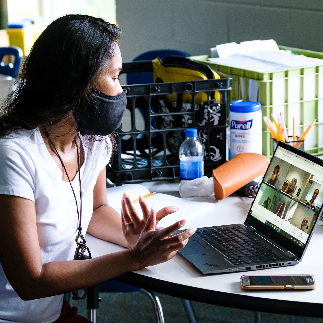  Photo of a woman participating in a virtual meeting.