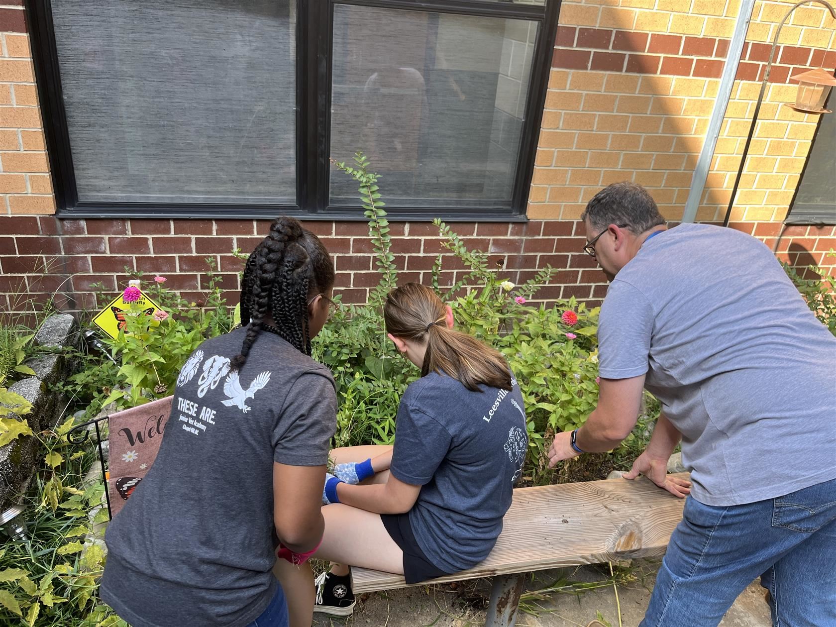  Students weed the garden