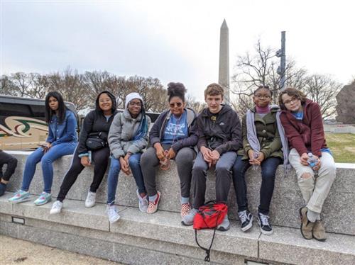 students at Washington Monument 