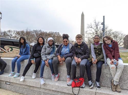 students in front of Washington Monument 