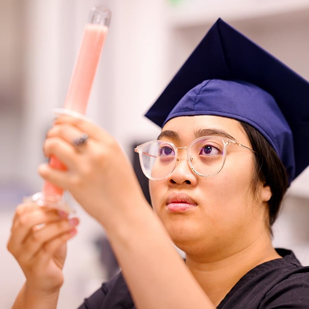 Phuong measures the amount of solution in a graduated cylinder
