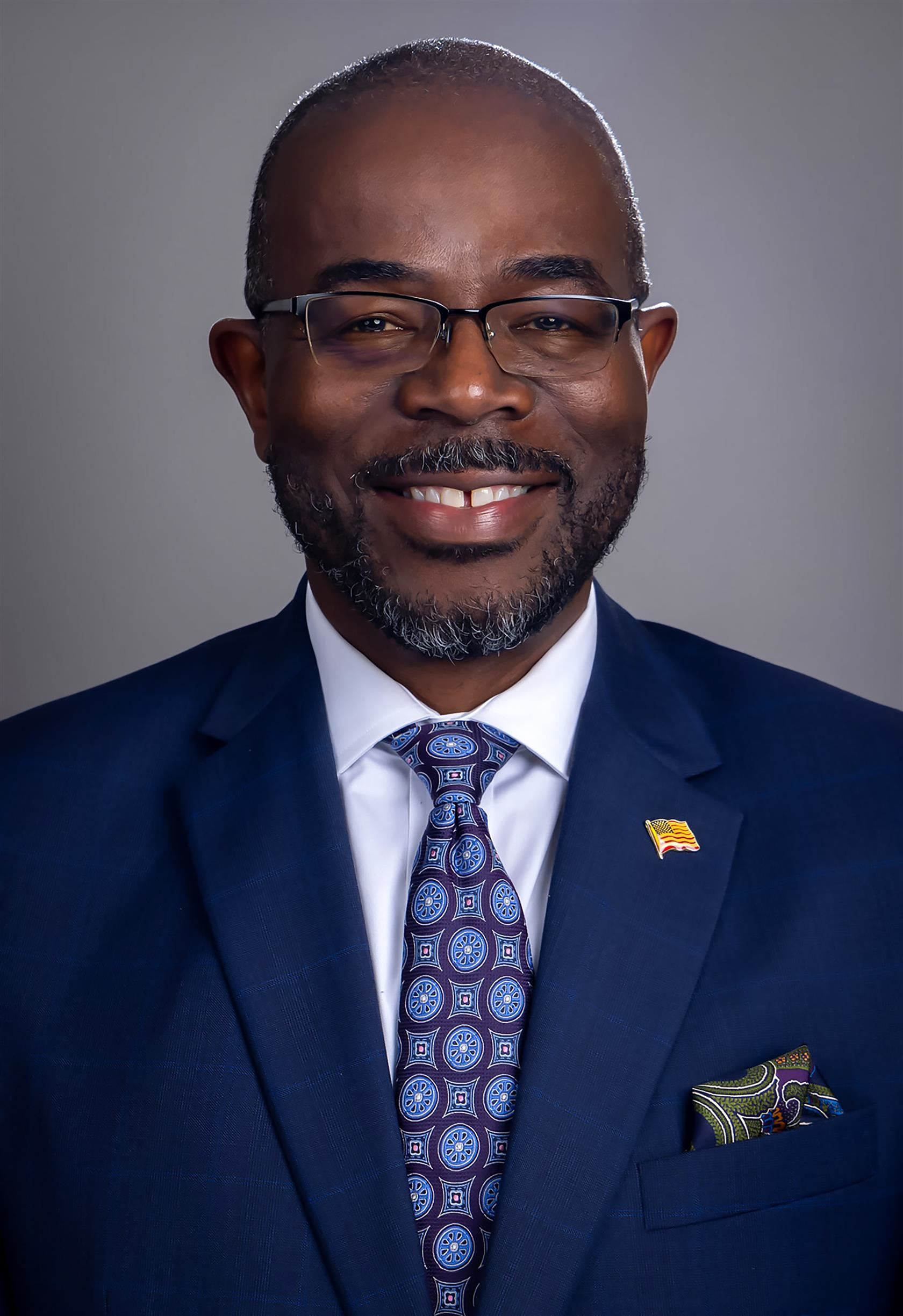 headshot of dr taylor